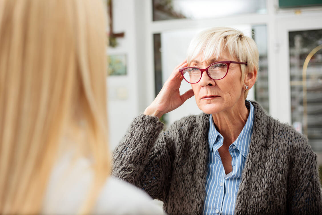 Mit Kopfschmerzen kommen Patienten häufig in die Apotheke. Durch gezieltes Nachfragen gilt es, Fälle zu identifizieren, in denen ein Arztbesuch erforderlich ist. / Foto: Adobe Stock/Ivan
