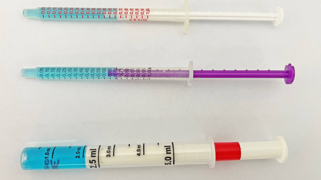 Kolbenpipetten mit tastbaren Dosierungshilfen im Überblick. Die oberen beiden Pipetten sind bereits Hersteller-seitig markiert. An der unteren Pipette ist die Dosierung über das Klebeband ertastbar.  / © DAC/NRF