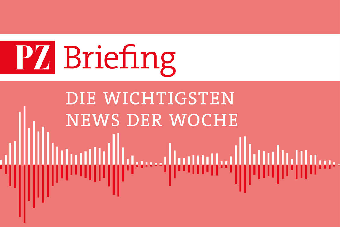 Das PZ Briefing bringt Ihnen die wichtigsten Nachrichten der Woche im Audioformat. / © PZ