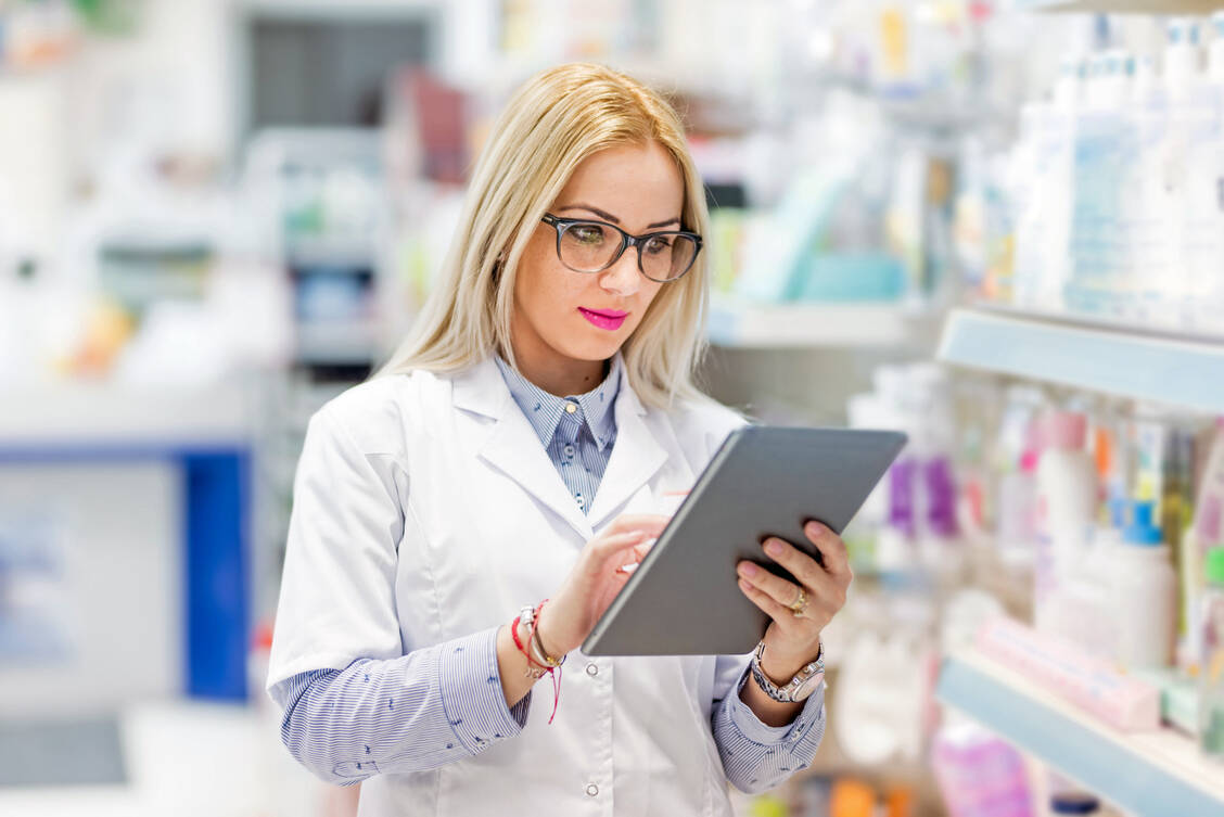 Mit dem E-Paper können Apothekenteams die PZ bequem im Berufsalltag nutzen. / © Getty Images/Bogdanhoda