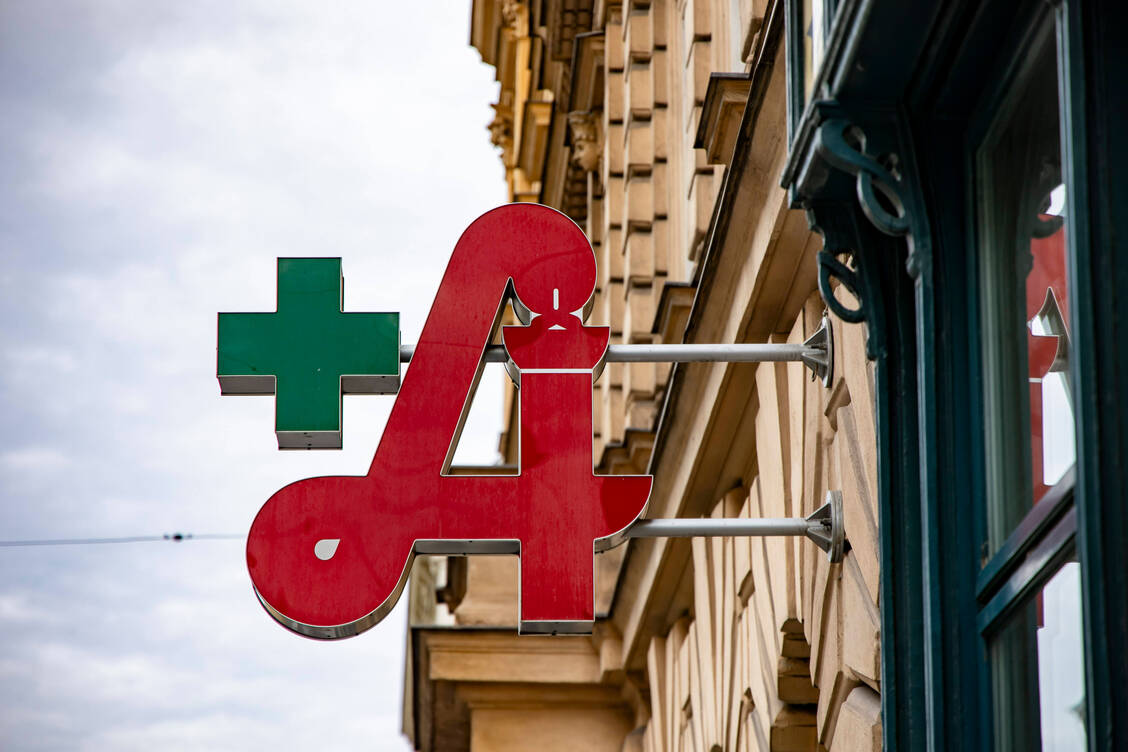 Die Wiener Ärztekammer fordert ein »One-Stop-Konzept« für Arztpraxen. Die Österreichische Apothekerkammer bezeichnet den Vorstoß der Ärzteschaft als »gefährlichen Irrweg auf Kosten der Versorgungssicherheit«. / © Imago/NurPhoto
