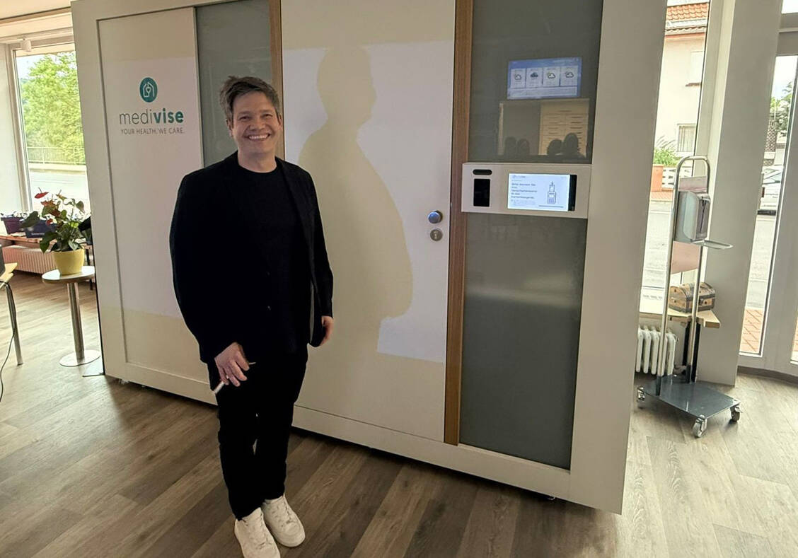 Glaubt an die Chancen der assistierten Telemedizin: Stefan Göbel, Inhaber der Brücken-Apotheke in Heringen. / © Stefan Göbel