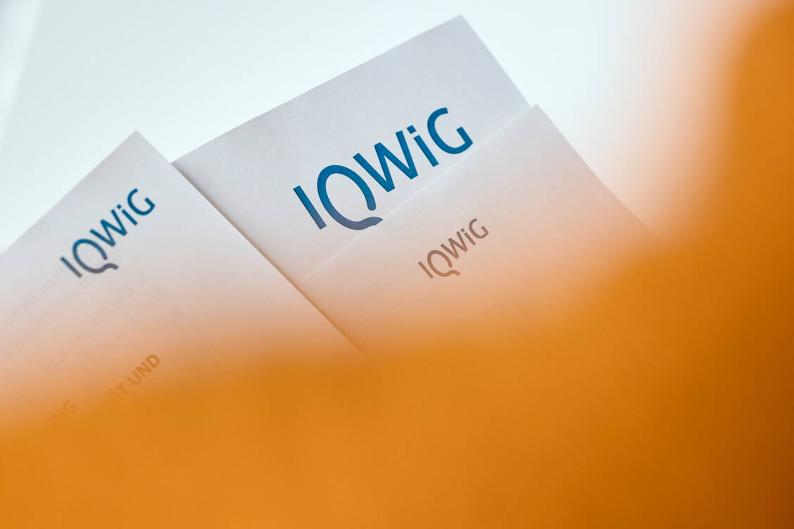 Mehr als 1000 frühe Nutzenbewertungen hat das IQWiG mittlerweile durchgeführt. Die Dossiers umfassen zum Teil mehrere Ordner. / © IQWiG/Ralf Baumgarten