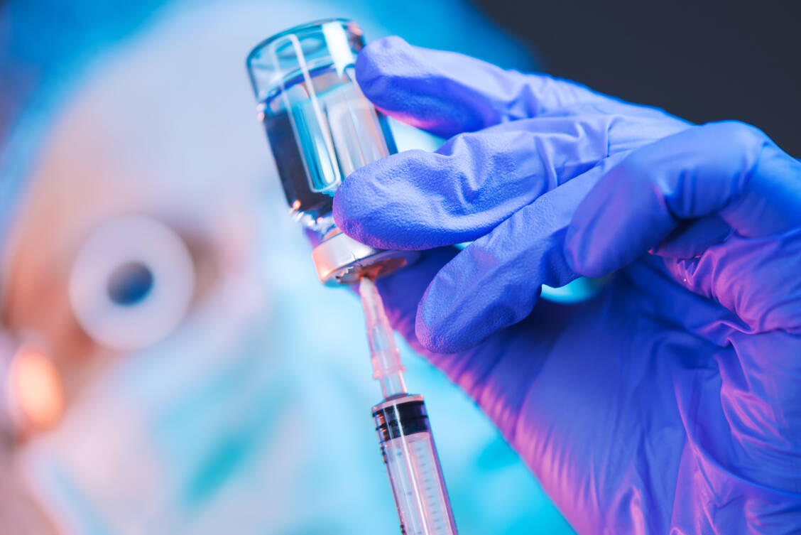Die Erwartungen an therapeutische Impfungen gegen Krebs sind groß. Noch sind aber viele Fragen offen.  / © Adobe Stock/Bits And Splits