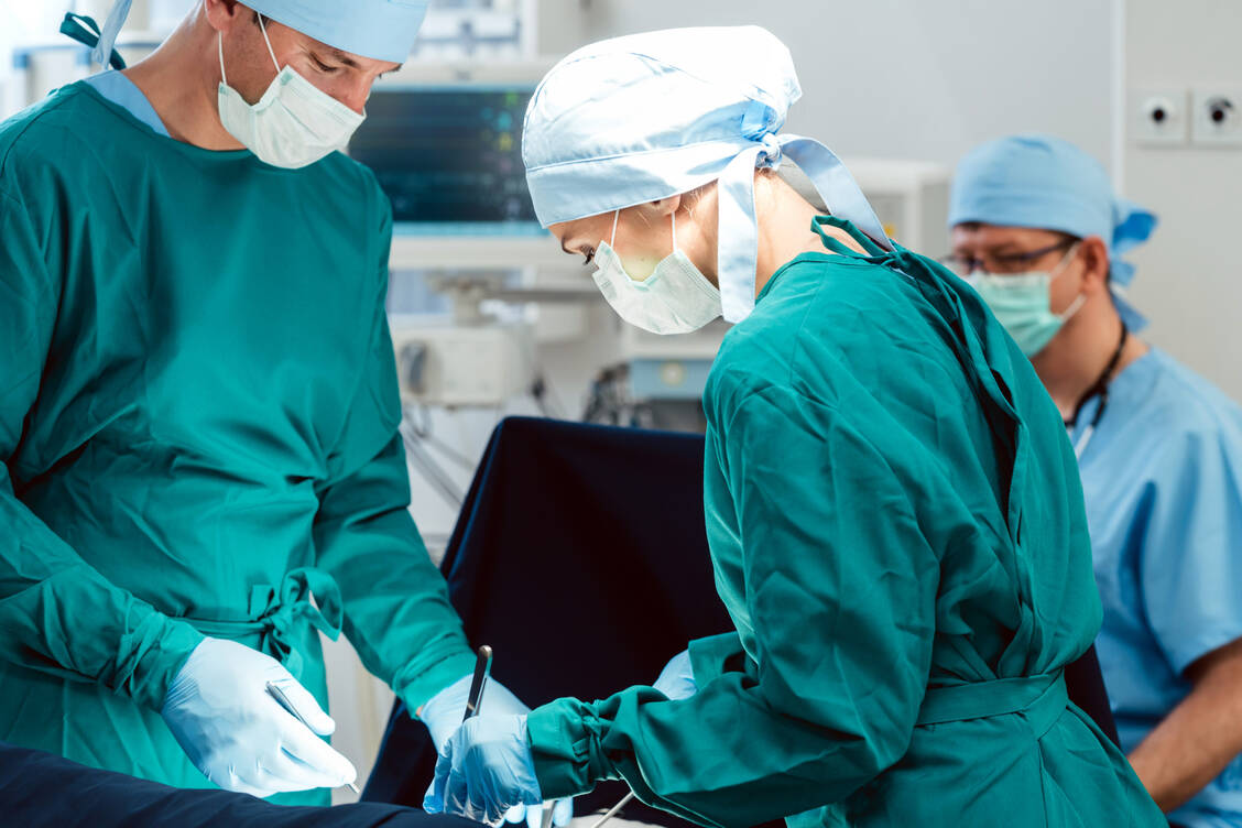Bei unerfülltem Kinderwunsch hilft oft nur eine operative Entfernung der Endometrioseherde. / Foto: Adobe Stock/Kzenon