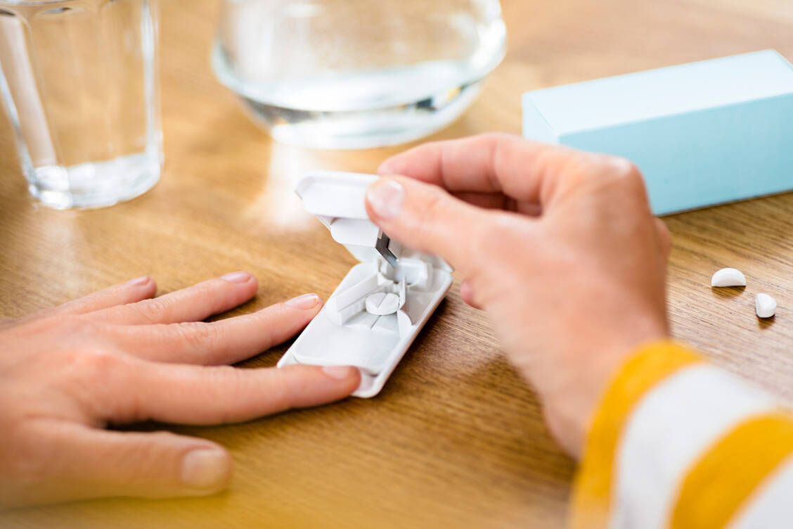 Das pharmazeutische Personal muss den Patienten genau erklären, welche Tabletten sie teilen dürfen und welche nicht. / Foto: ABDA