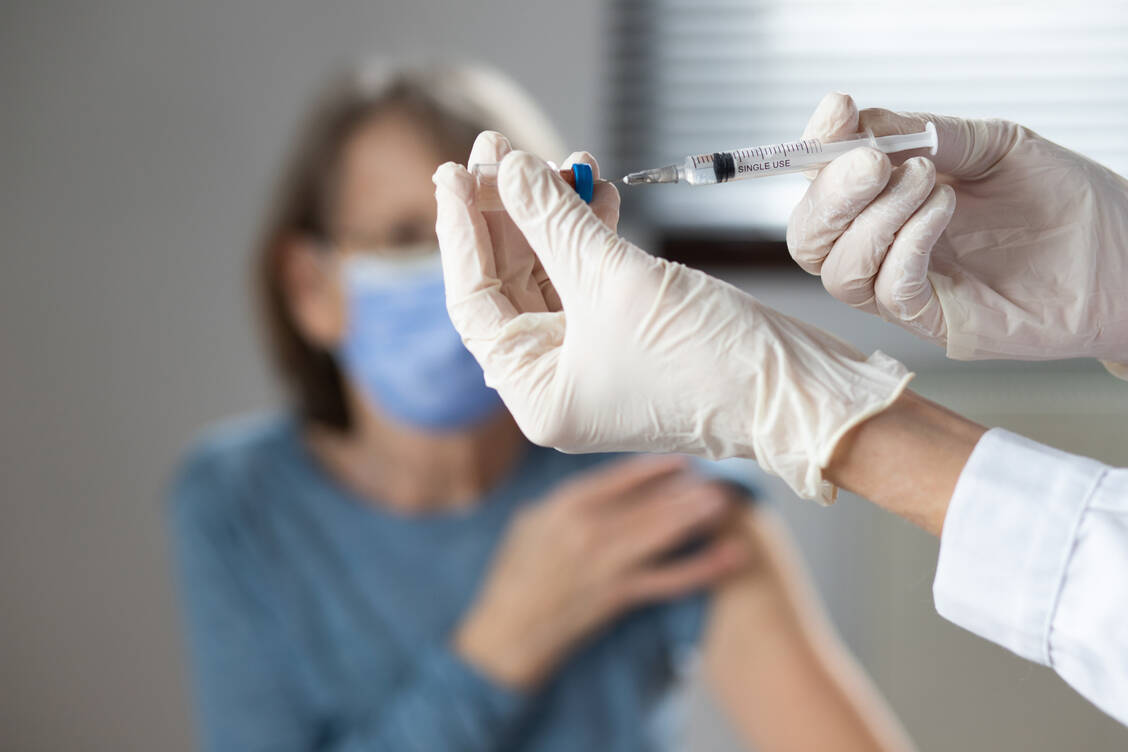 Die zweite Auffrischimpfung gegen Corona wird nach Meinung des Bundesgesundheitsministers von Risikogruppen noch nicht ausreichend genutzt. / Foto: Adobe Stock/Melinda Nagy
