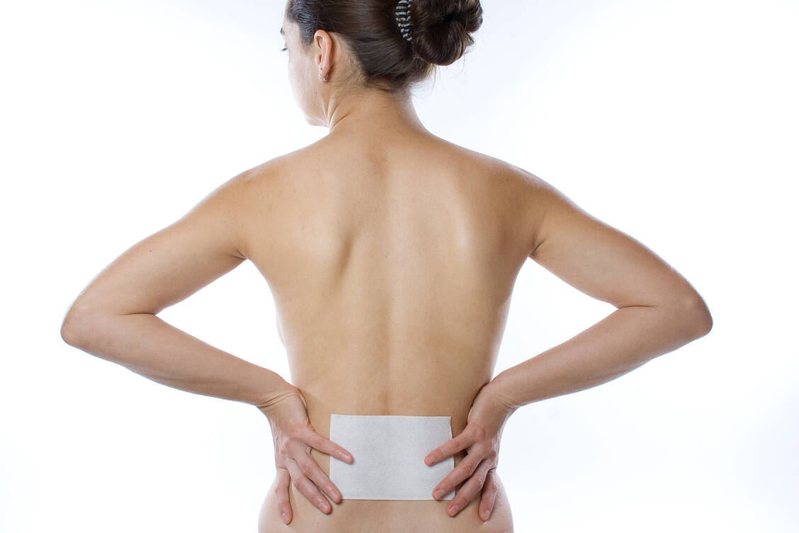 Wärmepflaster und andere Topika sind bei Patienten sehr beliebt. / Foto: Adobe Stock/Uwe Grötzner