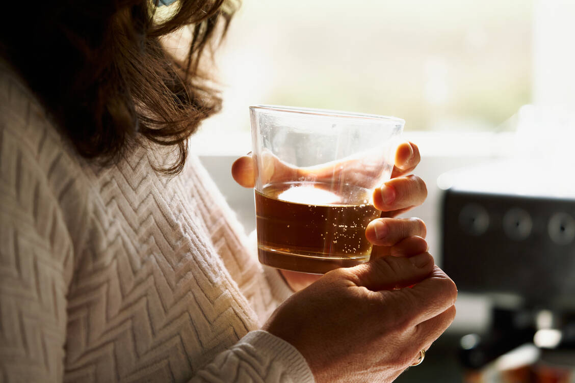 Frauen konsumieren Suchtmittel wie Alkohol oder Arzneimittel mitunter, um Angst, Gewalterfahrungen oder psychische Erkrankungen besser auszuhalten.   / Foto: Getty Images/aire images