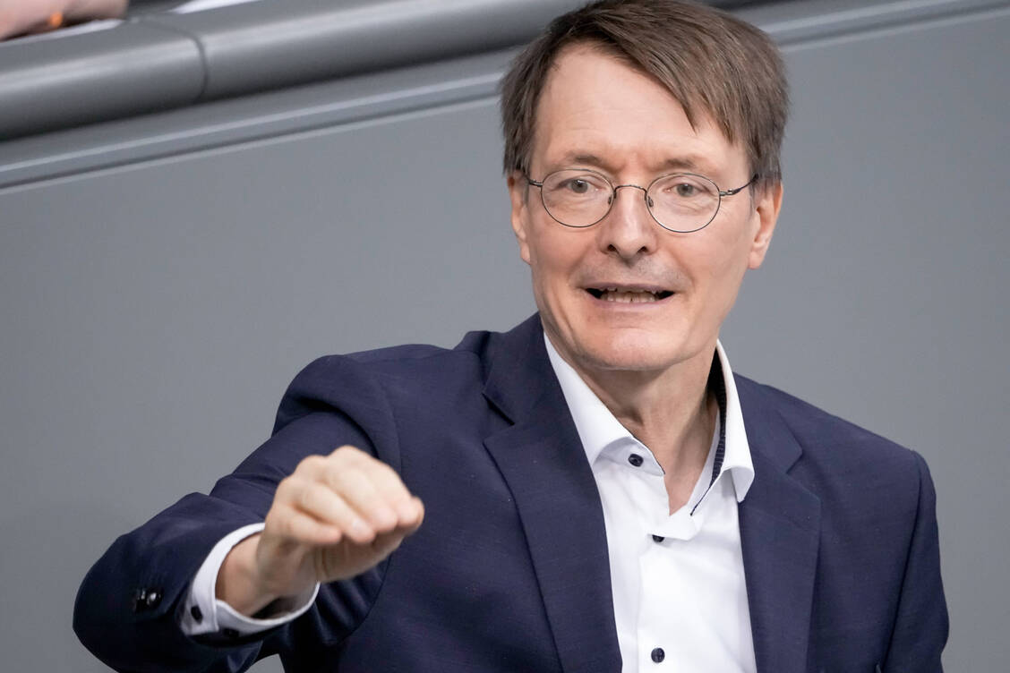 Bundesgesundheitsminister Karl Lauterbach will prüfen, ob und wie die Homöopathie als GKV-Satzungsleistung gestrichen werden kann. / Foto: IMAGO/Political-Moments