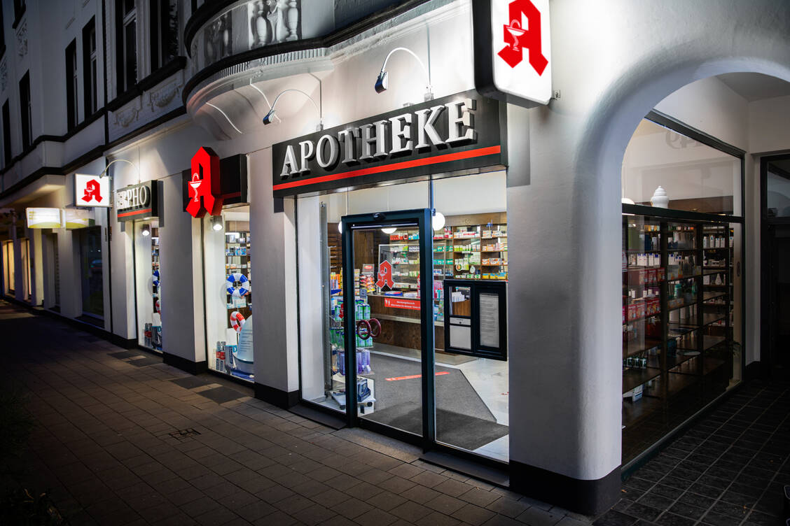 Apotheken müssen rund um die Uhr für Menschen in Notsituationen erreichbar sein. Die einzelnen Betriebe müssen daher regelmäßig Nacht- und Notdienste übernehmen. / Foto: ABDA