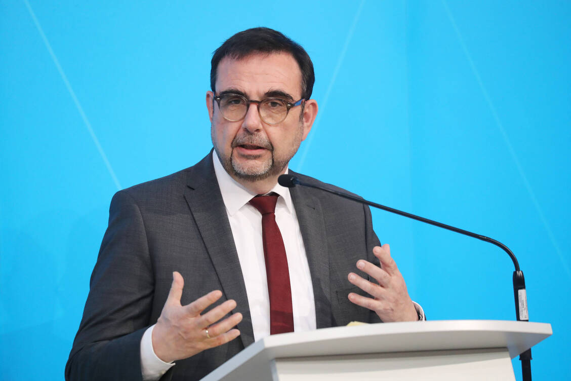 Bayerns Gesundheitsminister Klaus Holetschek (CSU) tauschte sich mit den maßgeblich an Herstellung und Vertrieb von Arzneimitteln Beteiligten sowie mit Vertretern der gesetzlichen Krankenkassen über die sich immer weiter zuspitzende Problematik aus. / Foto: Imago/Sammy Minkoff