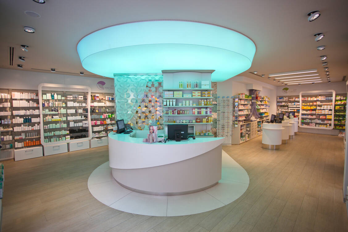 Viel Freiraum, helle Farben und das Spiel mit Lichtachsen liegen weltweit im Trend bei der Innenraumgestaltung moderner Apotheke. Hier eine Offizin in Rom. / Foto: Adobe Stock/Michele D'Ottavio