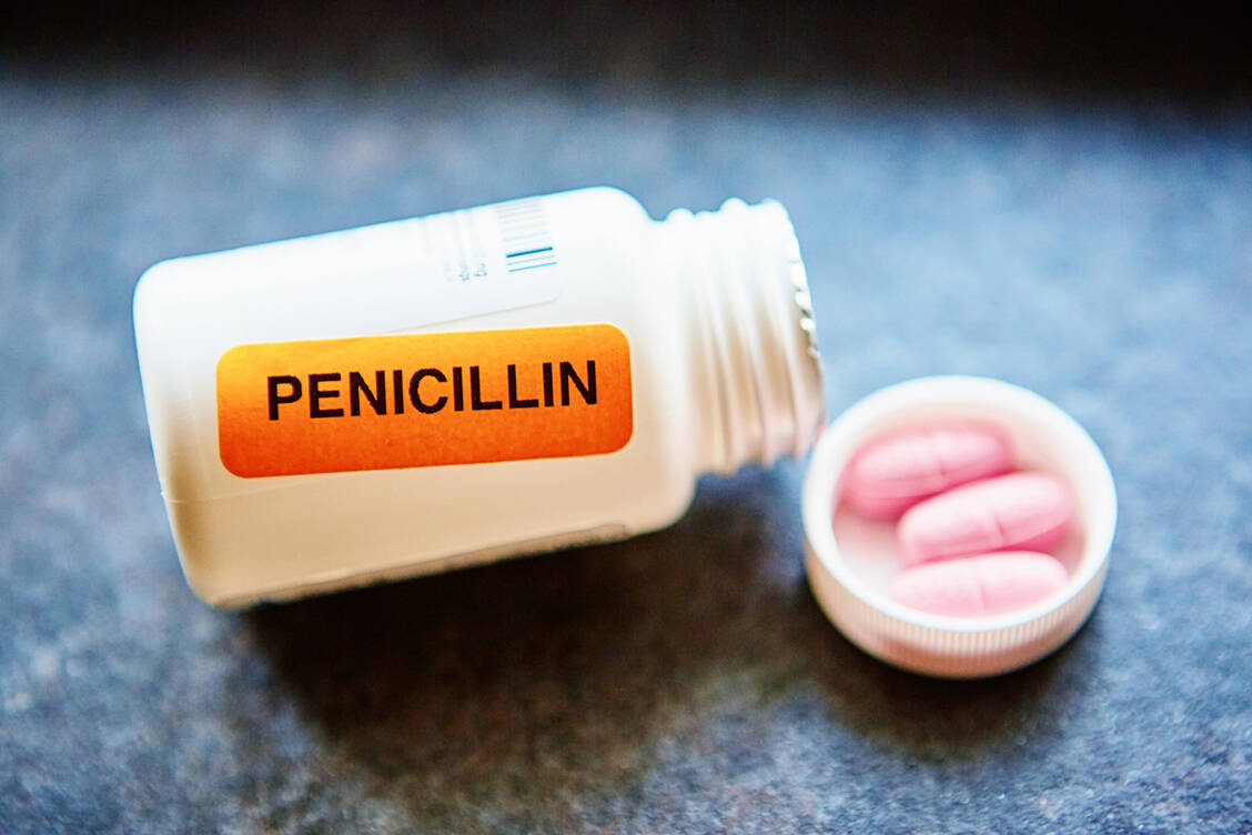 Gelb-orangene Sticker sollen Allergiker warnen. Doch häufig wird eine vermeintliche Penicillin-Allergie vorschnell dokumentiert – und klebt ein Leben lang an einem. / Foto: Getty Images/Rapid Eye Media CC