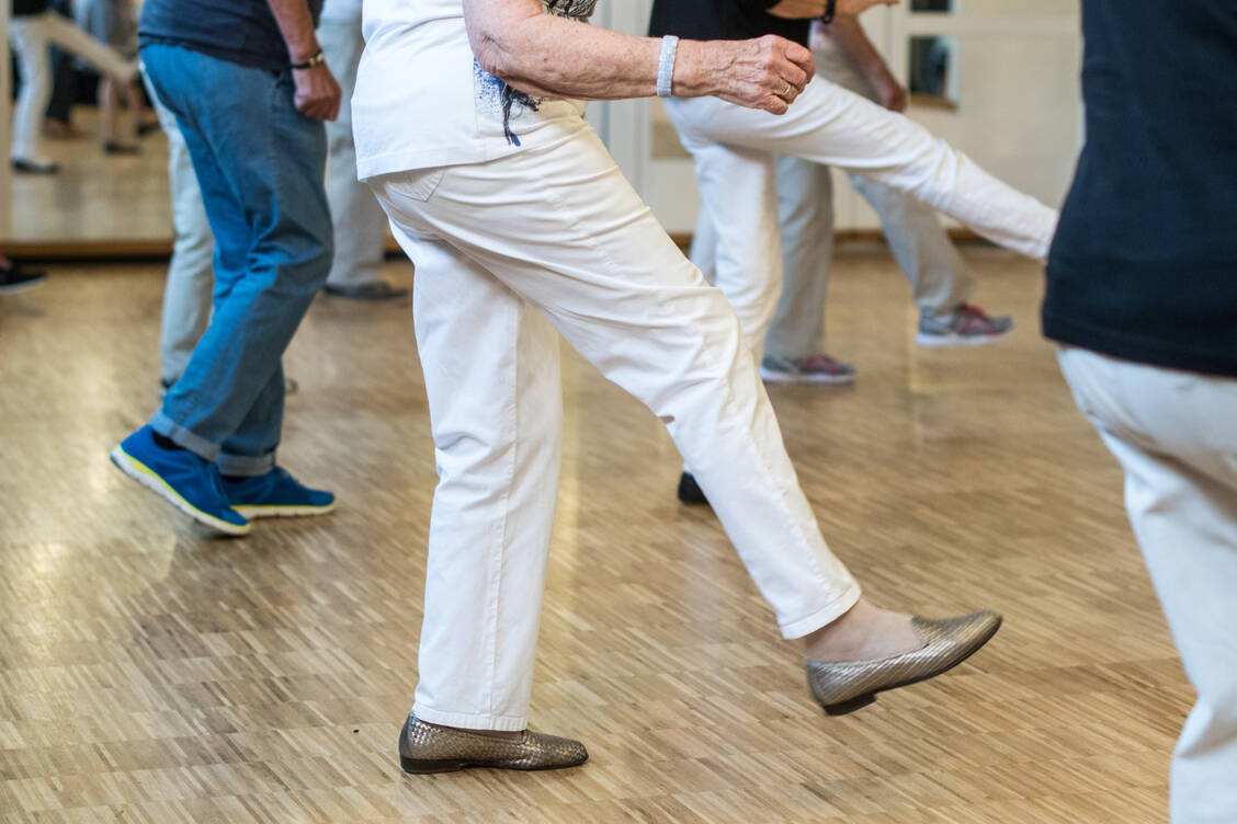 Tanzen kann bei Parkinsonpatienten als sensomotorisches Training dienen und Probleme wie Gangunsicherheit deutlich verbessern. / Foto: picture alliance/dpa/Armin Weigel