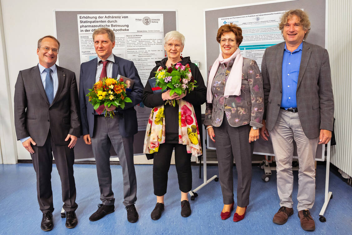 Die Professoren Dr. Carsten Culmsee und Dr. Roland Radziwill, Dr. Annette Freidank, die Präsidentin der LAK Hessen Ursula Funke und Professor Dr. Michael Keusgen beim Tag der Pharmazie in Marburg (von links) / Foto: Stephan Tang