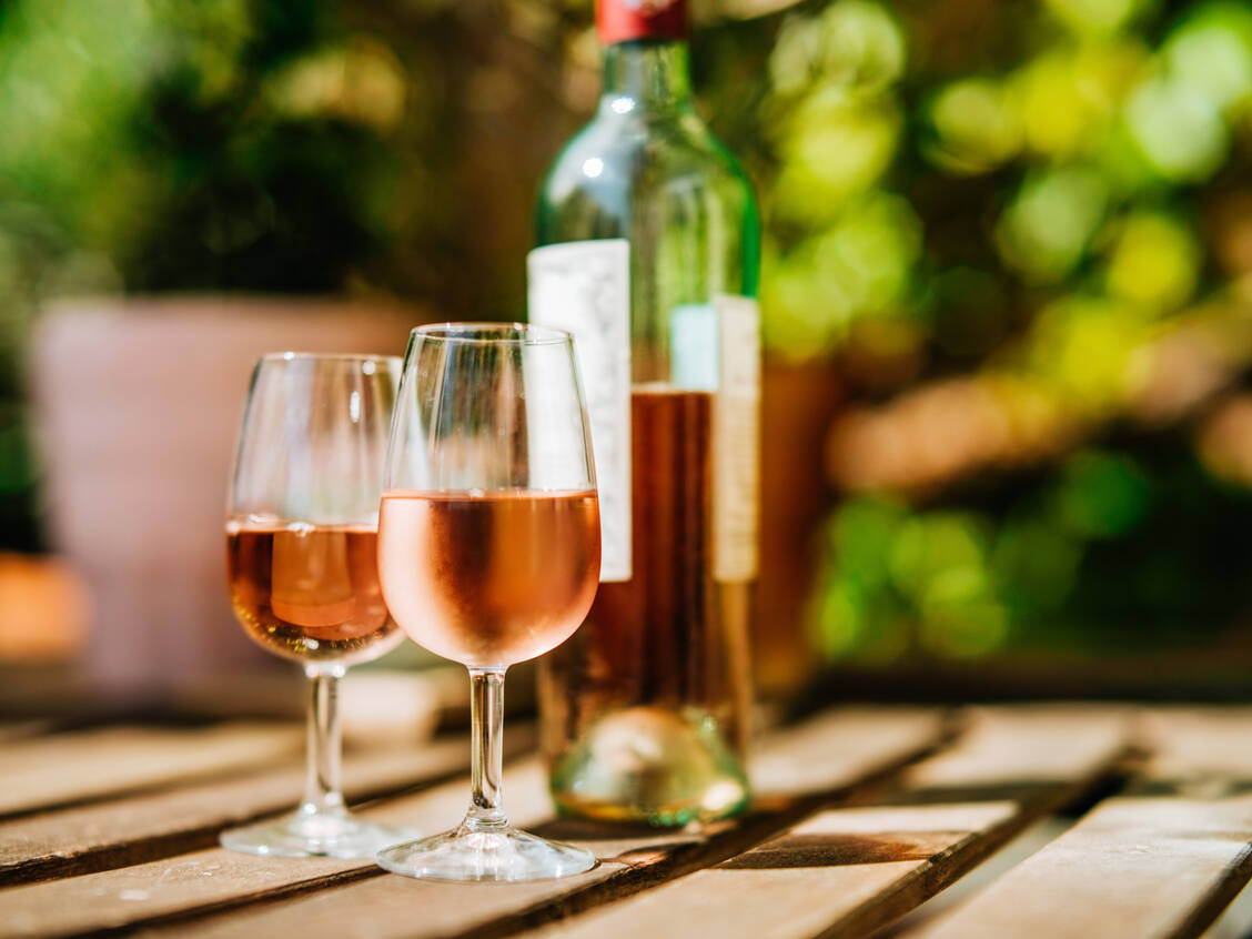 Der Grund dafür, dass frühere Studien Gesundheitsvorteile für mäßigen Alkoholkonsum ermittelt hätten, liege in Verzerrungen wegen Mängeln im Studiendesign, so die Forschenden einer aktuellen Studie zum Thema Alkohol. / Foto: Getty Images/Guido Mieth