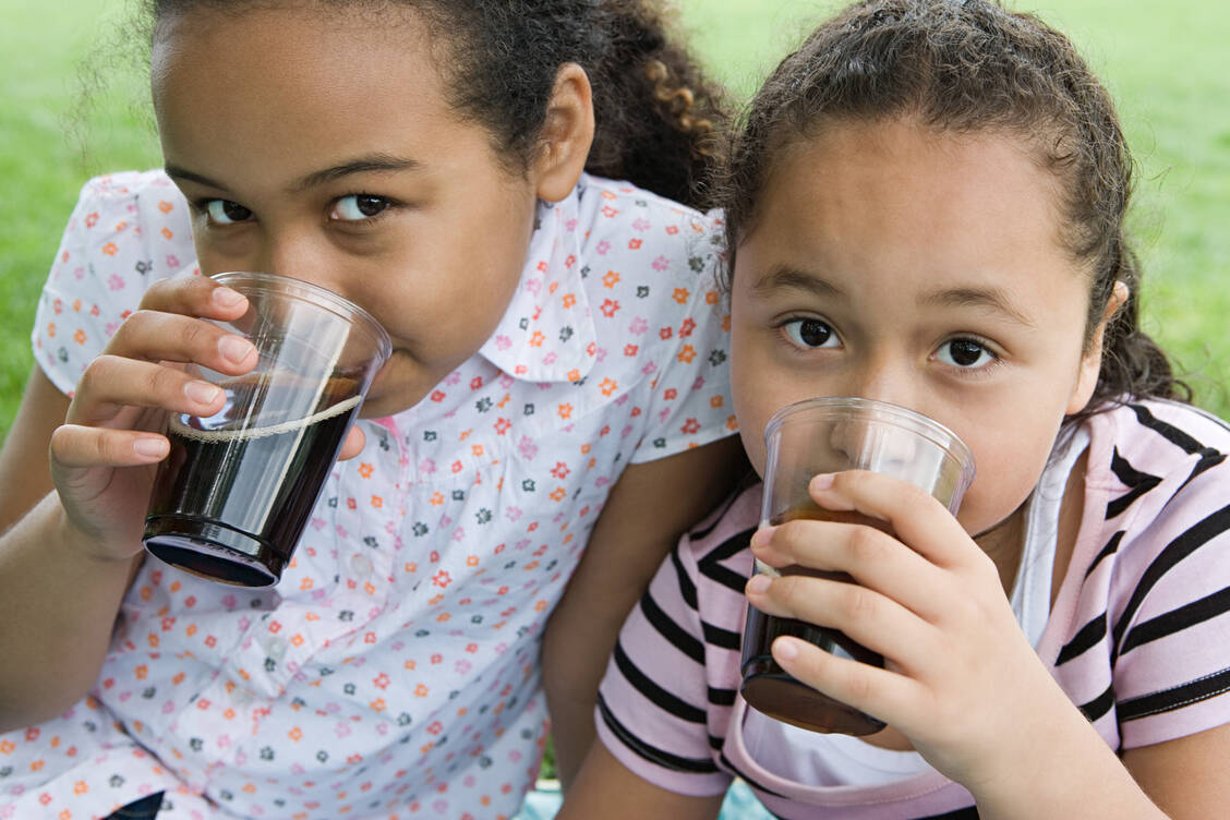 Der Konsum von gesüßten Getränken wie Limonade oder Cola hat bei Kindern und Jugendlichen seit 1990 weltweit zugenommen. Besonders hoch ist er in Lateinamerika, im mittleren Osten und Nordafrika.  / Foto: Getty Images/Image Source