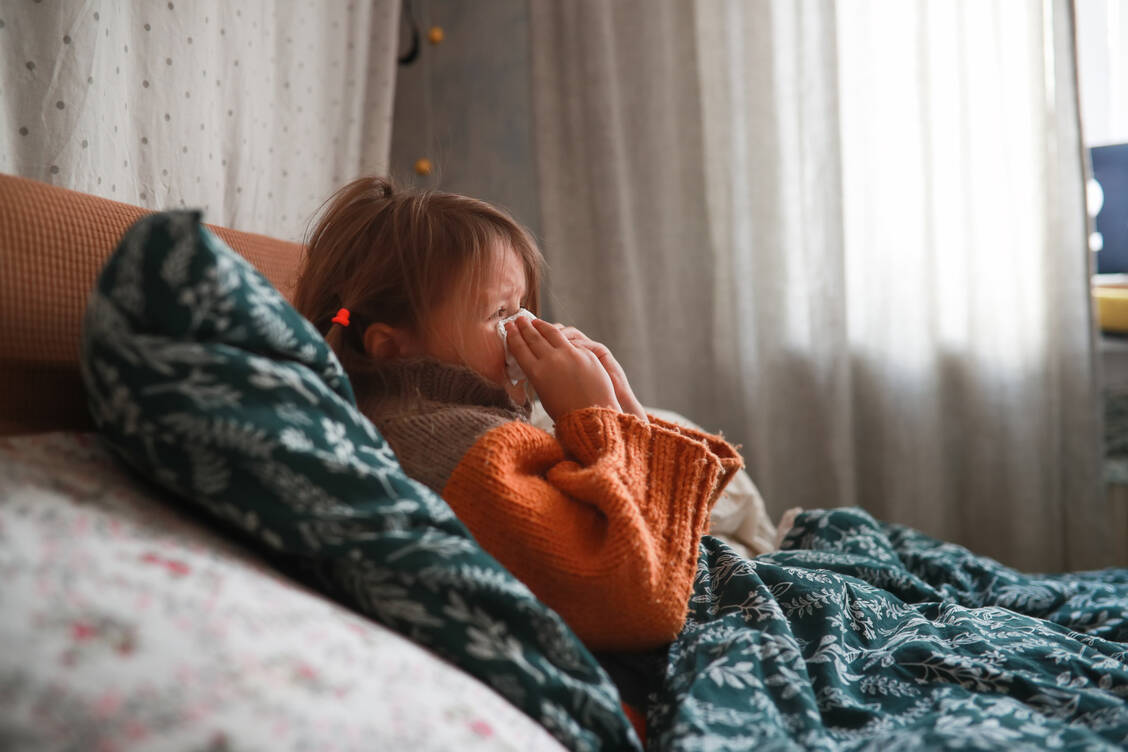 Hochrechnungen zufolge hatten in der zweiten Oktoberwoche schätzungsweise 7,4 Millionen einen Infekt der oberen Atemwege – so viele wie noch nie zuvor zu dieser Jahreszeit seit Erhebung der Daten seit 2011. / © Getty Images/Natalia Lebedinskaia