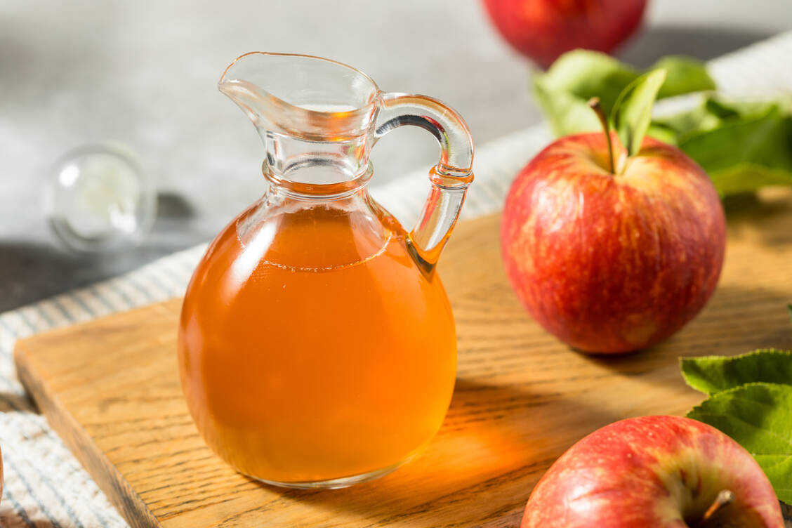 Apfelessig ist zweimal vergorener Apfelsaft. Die Trübung kommt durch Essigsäurebakterien zustande und ist unbedenklich. / Foto: Adobe Stock/Brent Hofacker