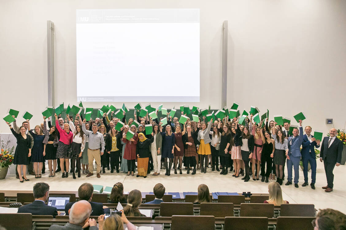 Viel Grund zum Feiern: die Absolventen des Staatsexamensstudiengangs Pharmazie mit ihren Professoren / Foto: Klaus D. Wolf