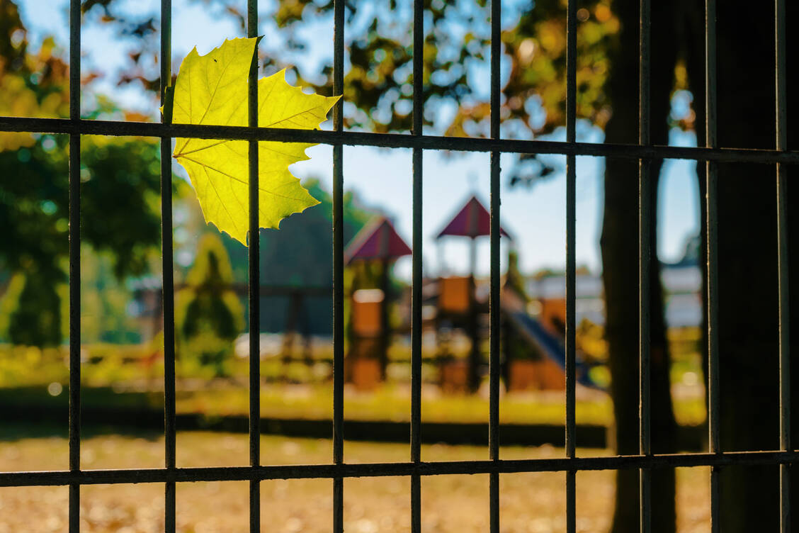 Wenn Kitas und Schulen für so lange Zeit außerhalb der Ferien geschlossen sind, stehen berufstätige Eltern vor einem ernsthaften Problem. / Foto: Getty Images/Dneutral Han