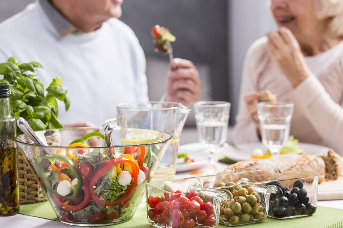 Mit der Diagnose Diabetes verbunden sein sollte eine Ernährungsumstellung, die den meist schon älteren Patienten nicht immer leicht fällt. / Foto: Shutterstock/Photographee.eu