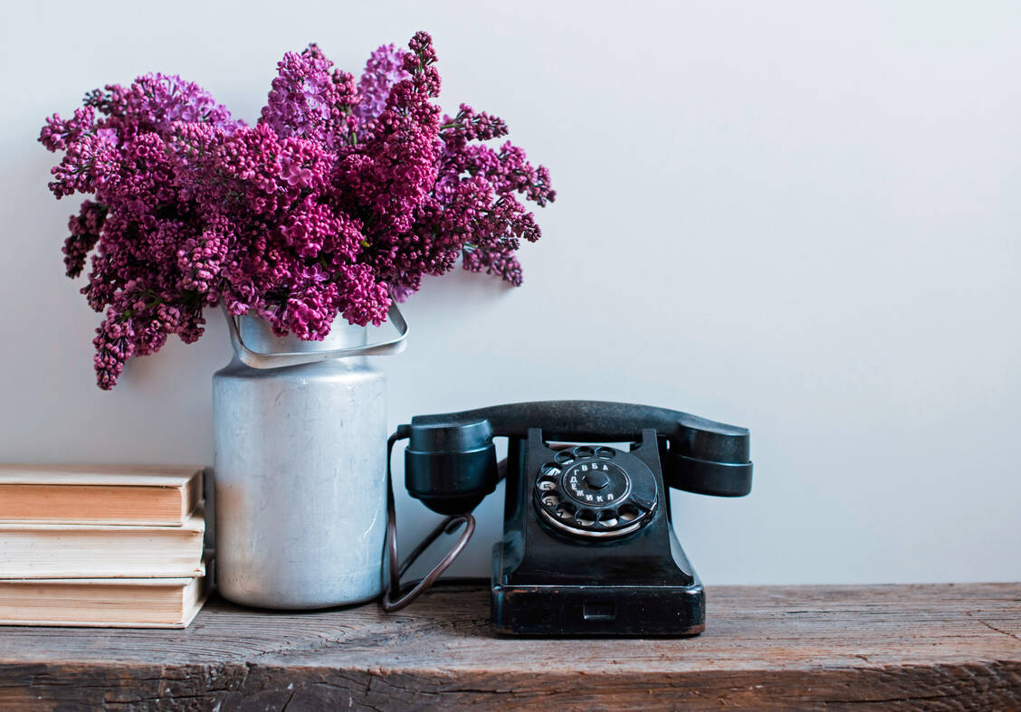 Neue Kultur der Erreichbarkeit:  In Coronavirus-Zeiten greifen viele Menschen wieder zum Telefon und sprechen persönlich miteinander. / Foto: Adobe Stock/Daria Minaeva