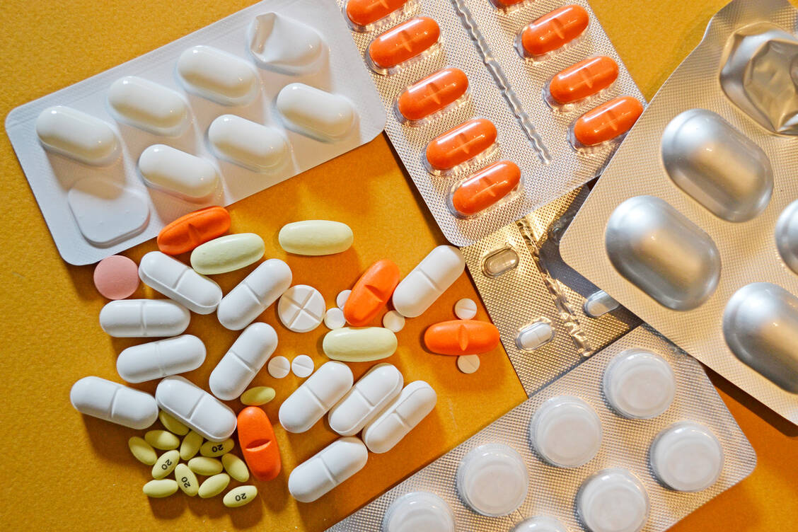 »Die meisten Arzneimittel kann man auch an einem heißen Sommertag ohne Bedenken aus der Apotheke nach Hause tragen. Sie sollten aber auf Dauer bei maximal 25 Grad gelagert werden«, rät Dr. Armin Hoffmann, Präsident der Bundesapothekerkammer. / © Getty Images/Antonio Ciufo