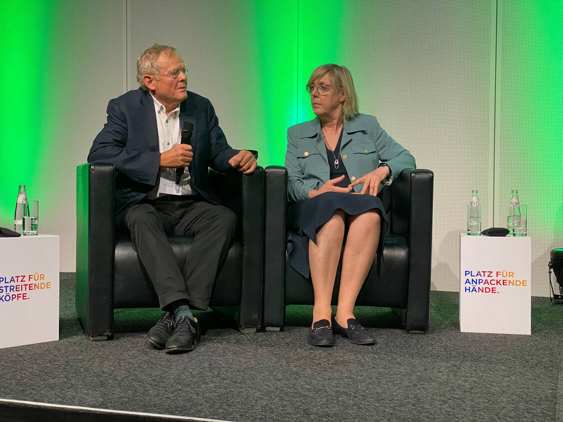 Armin Grau (Bündnis 90/ Die Grünen) und Ulrike Elsner, Vorstandsvorsitzende des Verbandes der Ersatzkassen (vdek) beim Hauptstadtkongress für Gesundheit und Medizin 2025 in Berlin. / © PZ/ Alexandra Amanatidou