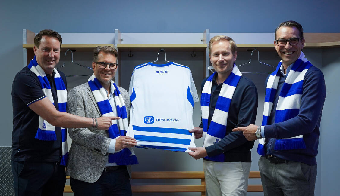 Vereint auf dem Platz (v.l.):  Christian Koke (Marketingleiter MSV Duisburg), Sven Simons (Bereichsleiter Marketing, Public Affairs & Marktkommunikation, Phoenix), Maximilian Achenbach (Geschäftsführer gesund.de) und Michael Preetz (Geschäftsführer MSV Duisburg). / © MSV Duisburg/PHOENIX/gesund.de