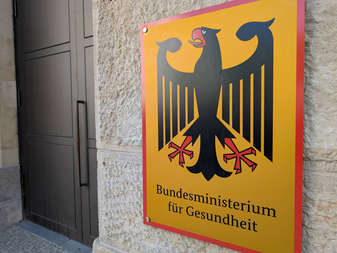 Das BMG wird auch weiterhin der Arbeitsplatz von Ex-Pressesprecher Hanno Kautz sein. / © PZ/Brockfeld