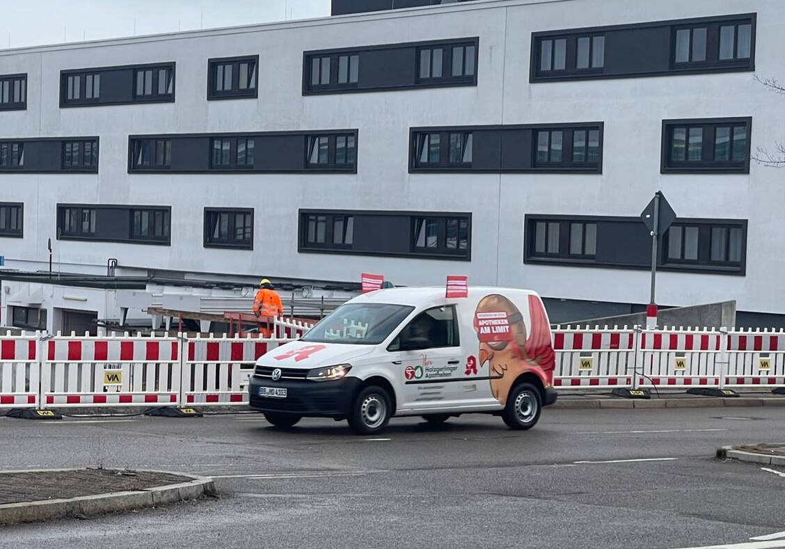 »Apotheke am Limit«: Vor dem CDU-Parteitag in Stuttgart fahren Apotheken-Botendienstautos mit Protestbotschaften. / © Privat