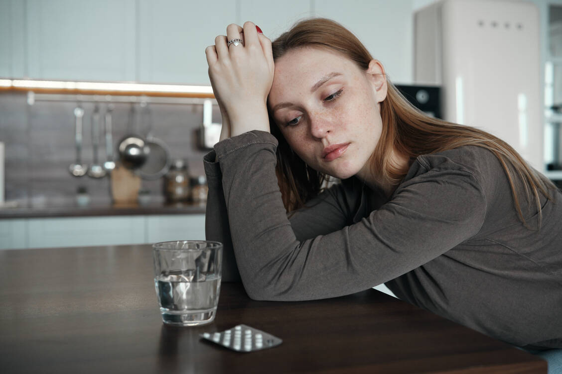 Antidepressiva fordern die Adhärenz heraus. In der Regel setzen die Nebenwirkungen vor der gewünschten stimmungsaufhellenden Wirkung ein. / © Getty Images/MementoJpeg