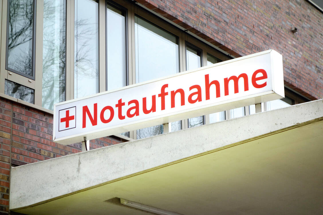 Wer in Deutschland eine Notaufnahme aufsucht, wird mit höherer Wahrscheinlichkeit stationär weiterbehandelt als in anderen europäischen Ländern. / Foto: iStock/deepblue4you