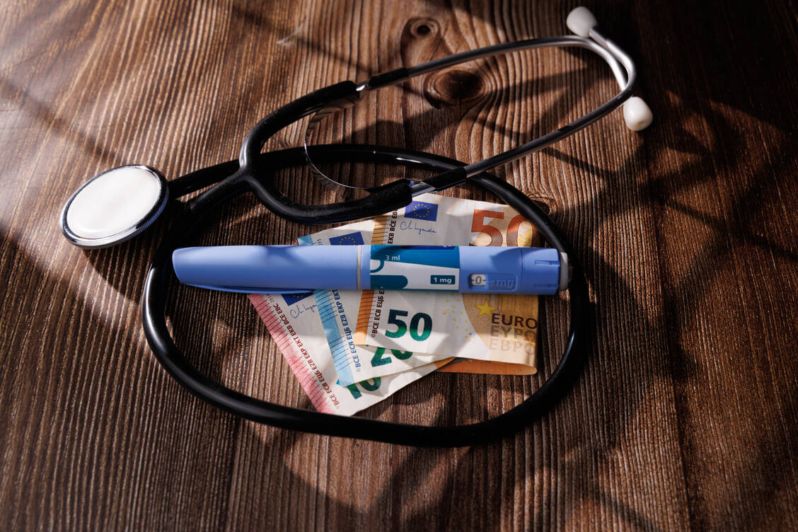 Ozempic® ist für Typ-2-Diabetiker zugelassen und damit erstattungsfähig. Nun wird diskutiert, ob die Kosten nicht auch für entsprechende Präparate für adipöse Patienten übernommen werden sollten. / © Getty Images/Eduardo Monroy Husillos