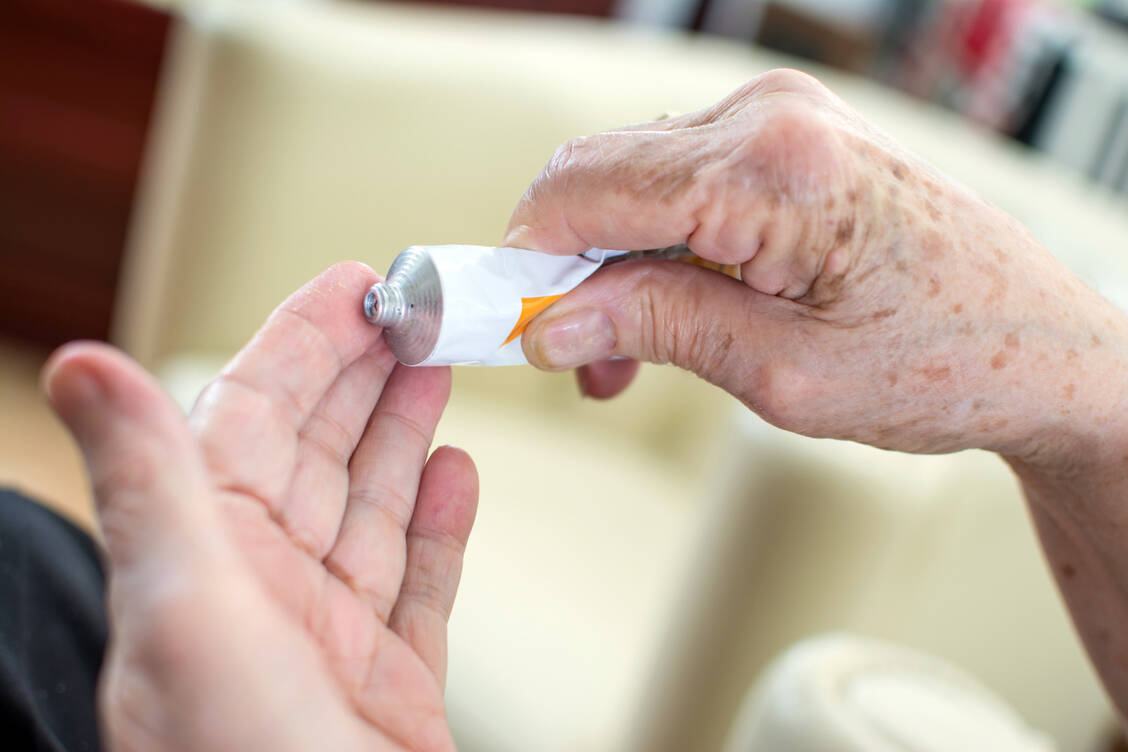Viele Erkrankungen im Analbereich werden topisch behandelt. / Foto: Adobe Stock/Bojan