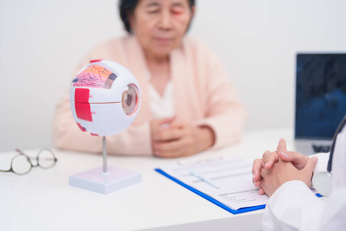 Schätzungsweise 400.000 Menschen in Deutschland sind von der fortgeschrittenen trockenen Form der altersbedingten Makuladegeneration betroffen. / © Getty Images/Panuwat Dangsungnoen