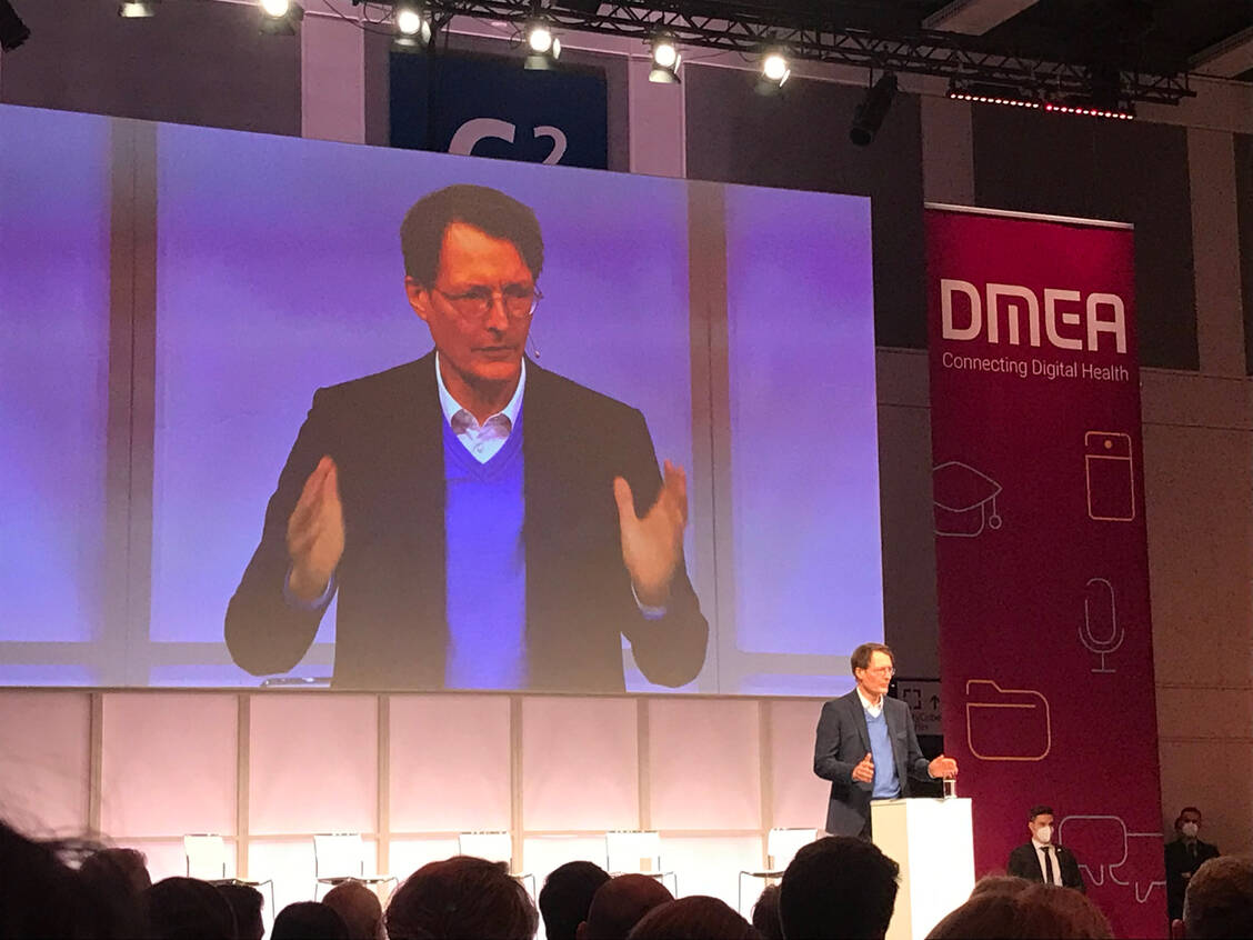 Der Bundesgesundheitsminister Professor Karl Lauterbach (SPD) erklärte auf der Digital-Health-Messe in Berlin am Dienstag, dass das E-Rezept im Alltag der Patienten einen spürbaren Mehrwert bringen muss. / Foto: PZ/Melanie Höhn