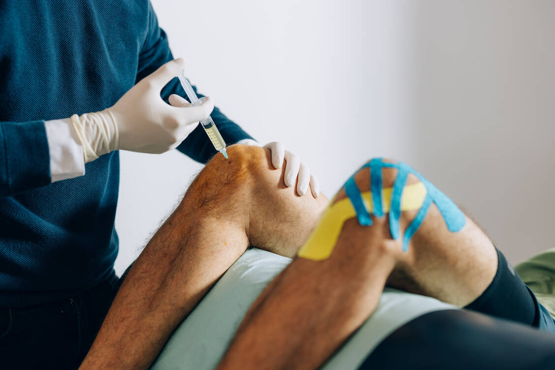 Während die Injektion von Cortison Arthrosebeschwerden im Knie für bis zu acht Wochen lindern können, gibt es keine Belege für einen Nutzen von Hyaluronsäure-Spritzen. / Foto: Getty Images/miniseries
