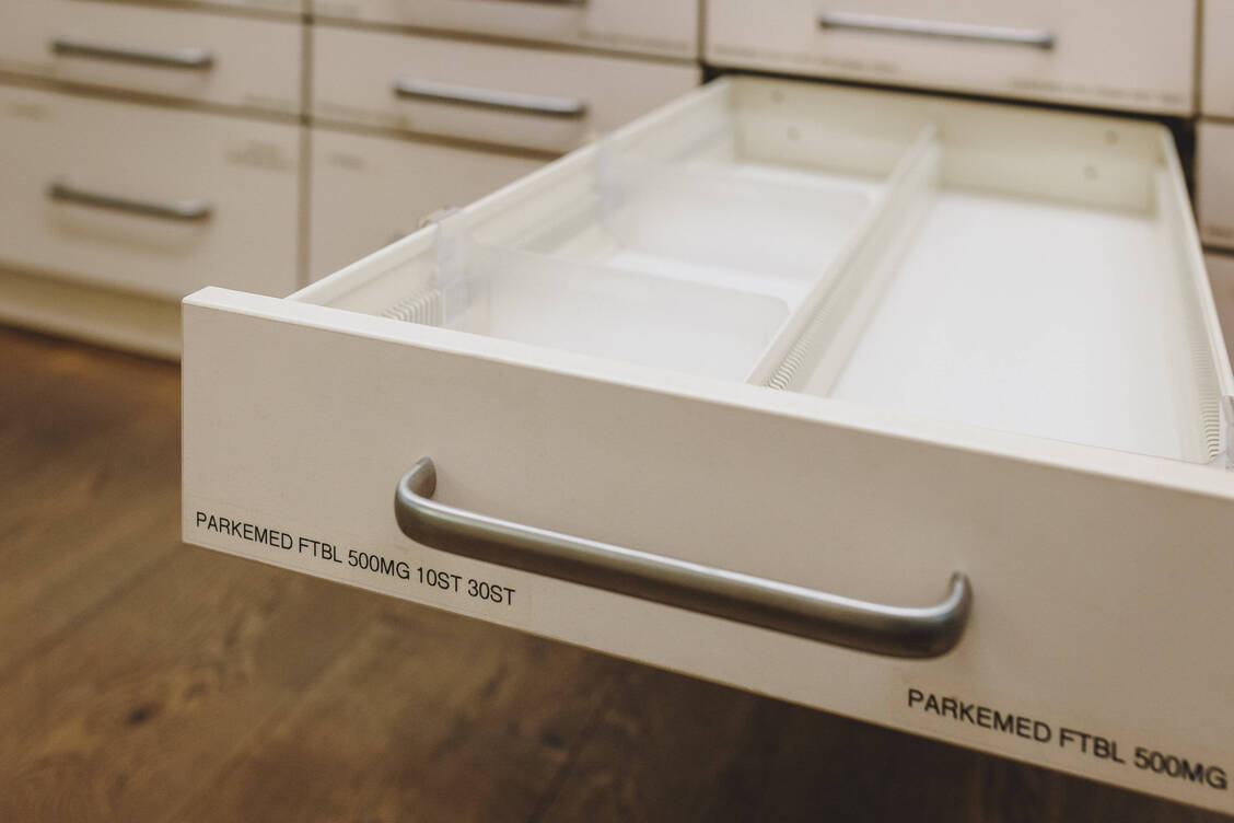 Beim Austausch nicht verfügbarer Arzneimittel sollen die Apotheken nun doch die während der Pandemie eingeführten Freiheiten behalten – auch ohne vorherige Prüfung einer BfArM-Liste. / Foto: IMAGO/Eibner Europa