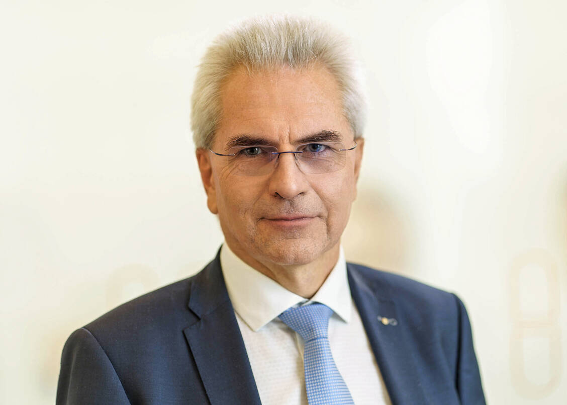 Der DAV-Vorsitzende Hans-Peter Hubmann wirft den Kassen eine bewusste Benachteiligung von Versicherten in Städten vor.  / Foto: ABDA