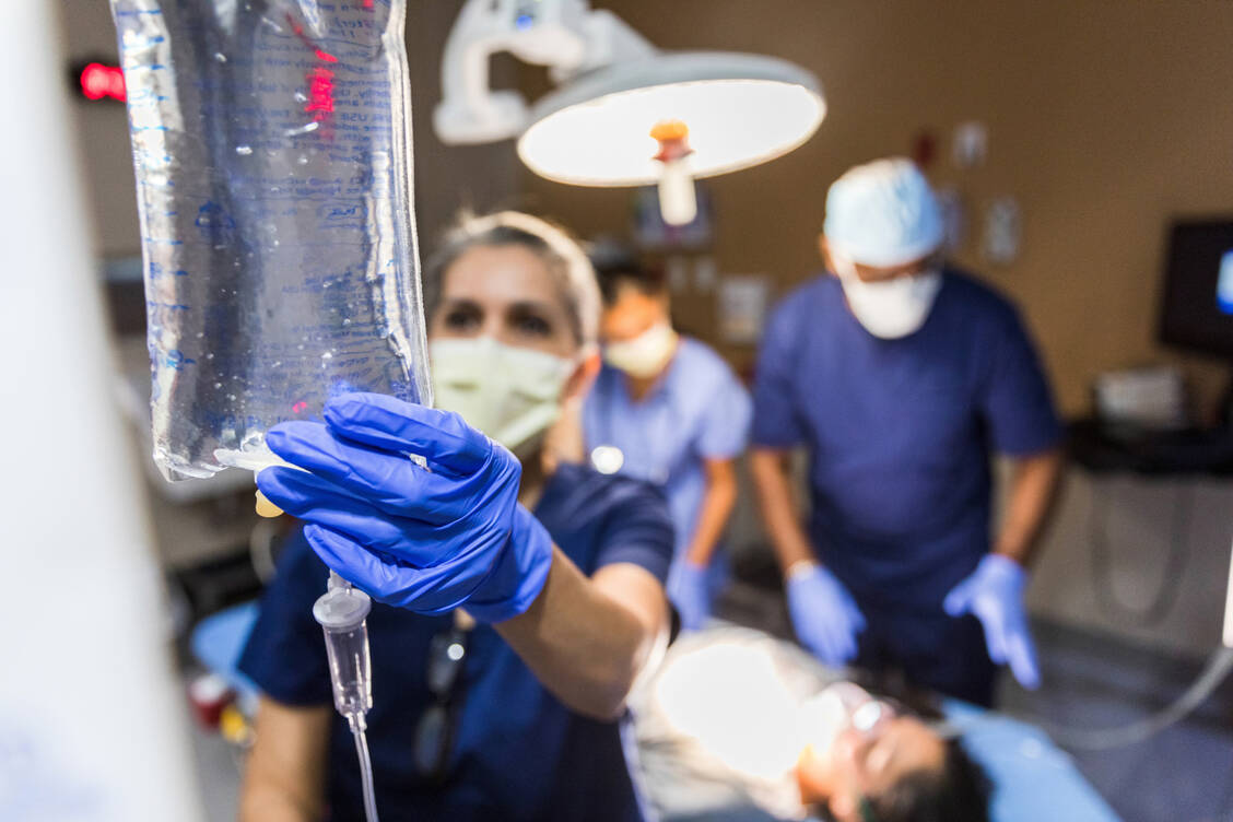Schwerbrandverletzte müssen intensivmedizinisch betreut werden. Wichtige Maßnahmen sind die Flüssigkeitssubstitution und die Analgesie. / Foto: Getty Images/SDI Productions