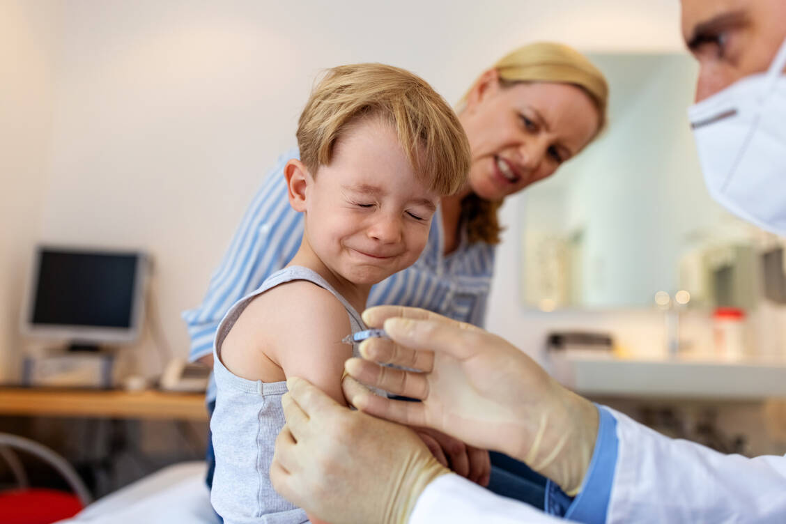 Die allermeisten Impfungen werden gut vertragen. Welche in den vergangenen zwei Jahren am häufigsten Nebenwirkungen nach sich zogen, hat das Paul-Ehrlich-Institut ausgewertet. / Foto: Getty Images/Louis Alvarez