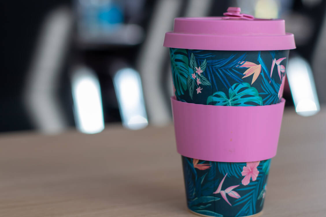 Aus Bambusbechern sollte Kaffee besser nur kalt getrunken werden. Bei heißem Inhalt lösen sich Chemikalien aus dem Material. / Foto: Adobe Stock/Jacqueline Geisel
