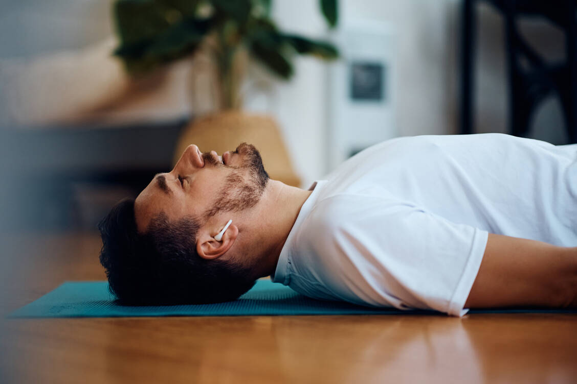 Autogenes Training oder Progressive Muskelentspannung helfen, Stress abzubauen. Die Techniken sollten regelmäßig trainiert werden. / © Getty Images/Drazen Zigic