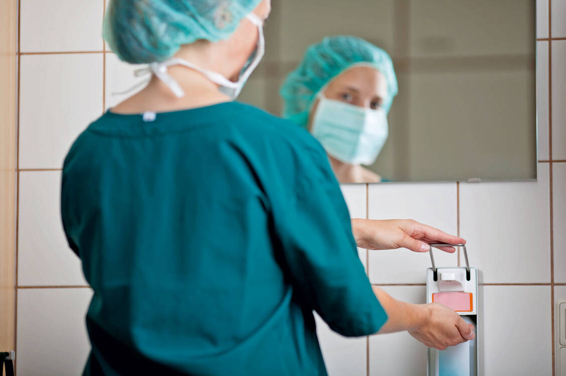 Die Versorgungslage mit Schutzmasken und Desinfektionsmittel entspannt sich nun auch durch die zentrale Beschaffung der Bundesregierung sowie durch die Umstellung und Aufnahme der Produktion in Deutschland. / Foto: Fotolia/contrastwerkstatt