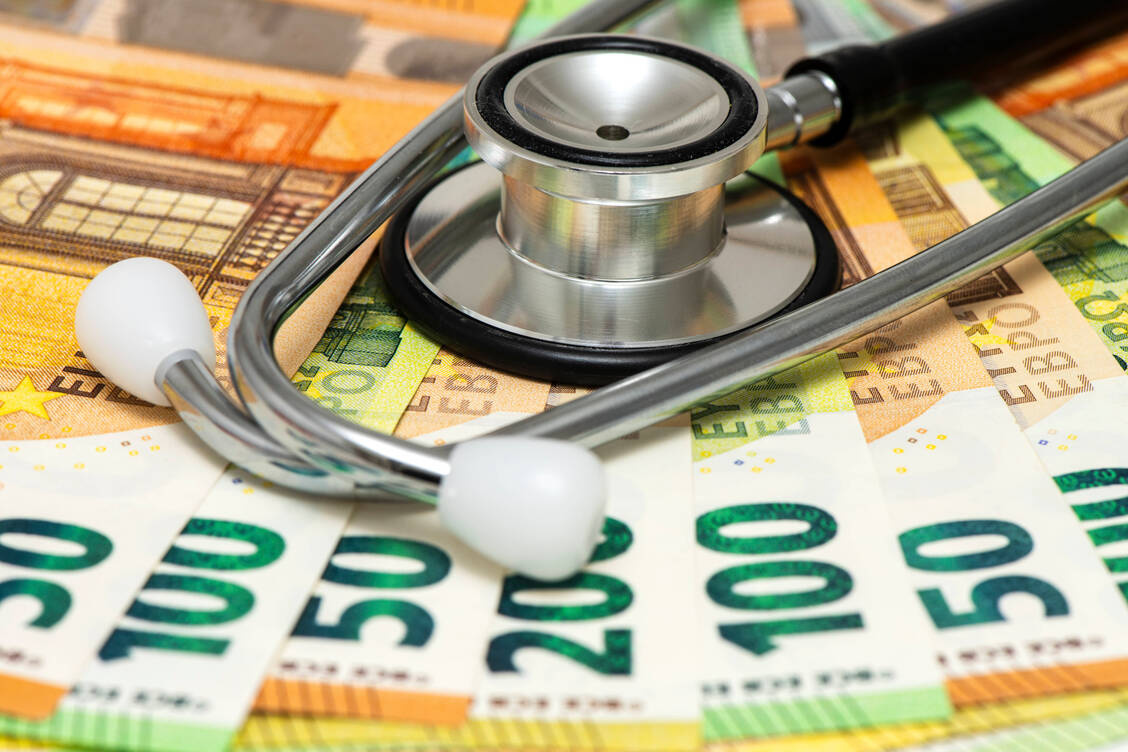 Die Kassenbeiträge steigen – bis wohin? / © Imago/Wolfilser