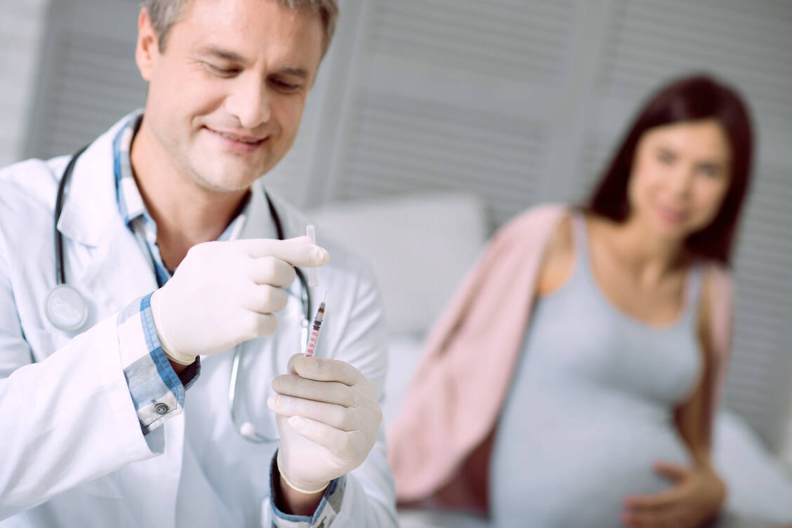Schon seit Jahren wird nach wirksamen Methoden gesucht, um ungeborene Kinder vor einer Infektion mit dem Zytomegalie-Virus zu schützen. ein Kandidat lieferte jetzt viel versprechende Phase-II-Daten, wurde aber noch nicht an Schwangeren getestet. / Foto: Adobe Stock/Viacheslav Iakobchuk