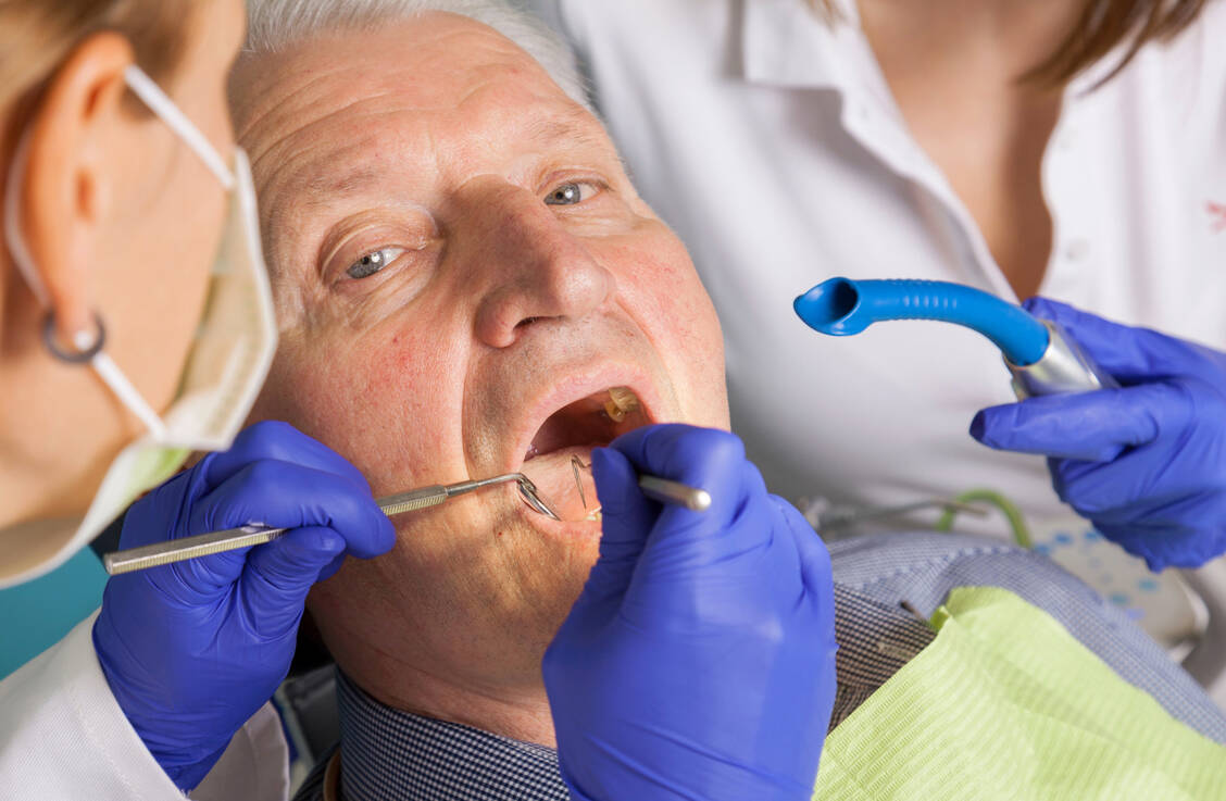 Lohnt sich doppelt: Entzündungen im Mund sollten vor einer Operation behandelt und saniert werden.  / © Adobe Stock/vizualni